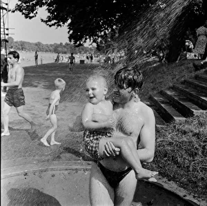Londons Hyde Park Lido. A father and young son at the Serpentine