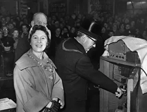 Chains Of Office Prints: The Lord Mayor, Harry Livermore accompanied by the Lady Mayoress switches
