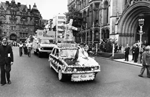 Parades Prints: The Lord Mayors procession passing in front of Manchester Town Hall