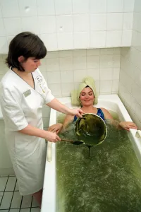 Ct Gash Prints: Lorraine Kelly Beauty treatment lying bath green mud being poured in