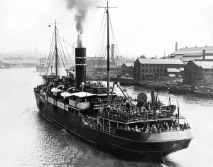 00094 Prints: Lots of holidaymakers crammed onto the ship Highlander after a sea trip
