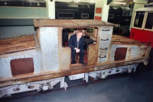 00339 Prints: Lou Avis of Siemens Electronics takes a look at the 1909 Siemens engine being restored