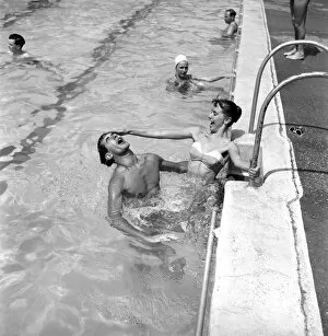 00790 Collection: Lunch hour at the Oasis Lido in Central London. Where Keith Baxter