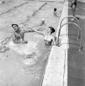 Lido Prints: Lunch hour at the Oasis Lido in Central London. Where Keith Baxter