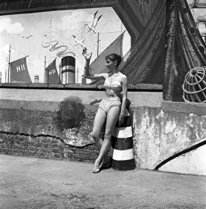 00790 Prints: Lunch hour at the Oasis Lido in Central London. Where Keith Baxter