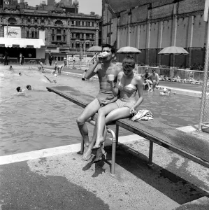 00790 Prints: Lunch hour at the Oasis Lido in Central London. Where Keith Baxter