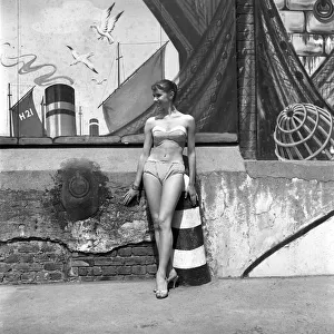 00790 Prints: Lunch hour at the Oasis Lido in Central London. Where Keith Baxter