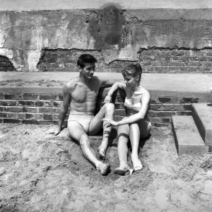 00790 Prints: Lunch hour at the Oasis Lido in Central London. Where Keith Baxter