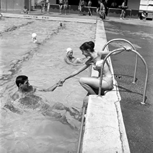 00790 Prints: Lunch hour at the Oasis Lido in Central London. Where Keith Baxter