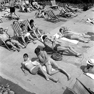 00790 Prints: Lunch hour at the Oasis Lido in Central London. Where Keith Baxter