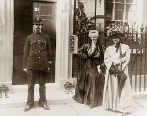 Rights Prints: Madame Despard (centre) August 1909 Pictured outside No10 Downing Street to see Prime