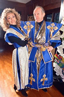 00916 Prints: Magician Paul Daniels and his wife Debbie McGee pictured at home. 13th December 1991