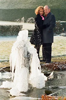 00916 Prints: Magician Paul Daniels and his wife Debbie McGee pictured at home. 13th December 1991