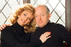 00916 Prints: Magician Paul Daniels and his wife Debbie McGee pictured at home. 13th December 1991