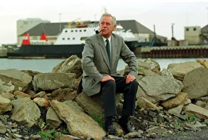 MAGNUS MAGNUSSON TELEVISION PRESENTER May 1997 BACK IN ORKNEY THINKS OVER
