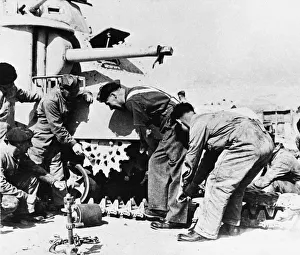 01450 Prints: Maintenance crew remove track from a General Grant tank in the Libya desert
