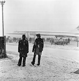 01159 Prints: Her Majesty Elizabeth II and Prince Philip leaving Heathrow Airport for Bahrain