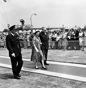 01256 Prints: Her Majesty The Queen and The Duke of Edinburgh leave London Airport in a Comet IV for