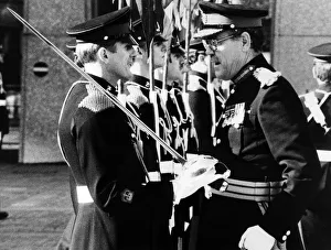 00529 Prints: Major General Dick Gerrad-Wright (rt) with Troop Sergeant Major Martin Pearson