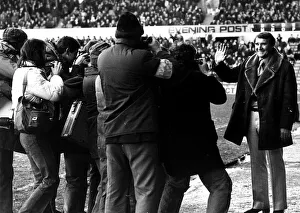 Photographers Prints: Malcolm Allison 1979 returns to Manchester City as team coach waving to photographers