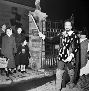 00023 Prints: A man dressed in Shakespearean costume during a Pageant procession in Ludgate Hill