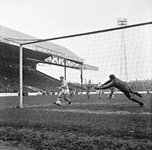 Images Dated 21st March 2011: Manchester City 5-1 Fulham. 1968 League Campaign. Colin Bell nearly scores again