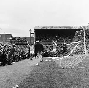 Manchester City players seal the League title with a 3-4 victory away at Newcastle