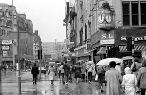 Manchester: Manchesters Piccadilly / Market Street area busy with shoppers before
