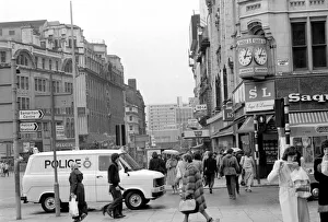 Manchester: Manchesters Piccadilly / Market Street area busy with shoppers before