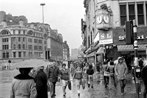 Manchester: Manchesters Piccadilly / Market Street area busy with shoppers before