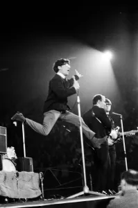 00634 Prints: Manchester pop group Freddie and the Dreamers performing on stage at the annual IPC New