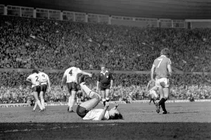 Manchester United 2 v. Tottenham Hotspur 0. April 1982 MF06-32-028 Local Caption
