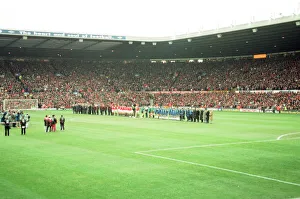 00422 Prints: Manchester United and Everton players mark the death of Sir Matt Busby with a minutes