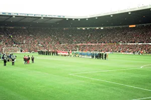00422 Prints: Manchester United and Everton players mark the death of Sir Matt Busby with a minutes