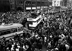 01220 Prints: Manchester United FC win The European Cup - 1968 crowds cheer as the team makes