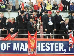 1998 99 Prints: Manchester United Homecoming on open-top bus May 1999 is mobbed by fans