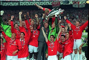 1998 99 Prints: Manchester United players May 1999 including goalkepeer Peter Schmeichel (3rd R