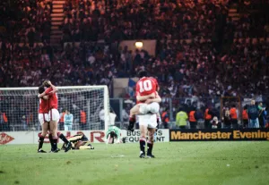 00302 Prints: Manchester United v Crystal Palace FA Cup Final Replay at Wembley Stadium