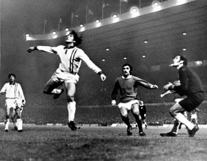 Floodlights Prints: Manchester United v Estudiantes - 1968 George Best beats the Estudiantes defence