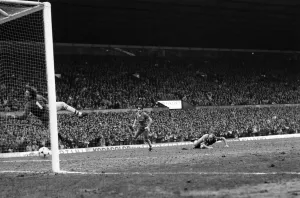 Manchester United v. Everton. March 1985 MF20-09-025 The final score was a one all