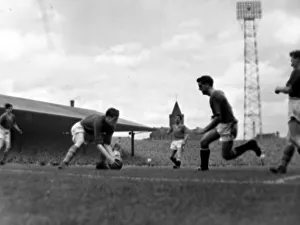00238 Prints: Manchester United v Leeds United-Tommy Taylor is beaten to the ball by Leeds keeper Wood