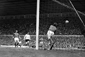 00238 Prints: Manchester United v Sunderland-United keeper Alex Stepney is rooted to the spot as George