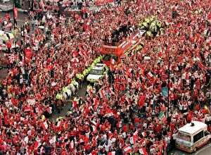 01035 Collection: Manchester United on their way down Talbot Rd May 1999 near Old Trafford for their