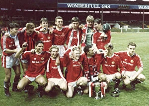 00372 Collection: Manchester United youth team celebrate with the FA Youth Cup trophy after their 6-3