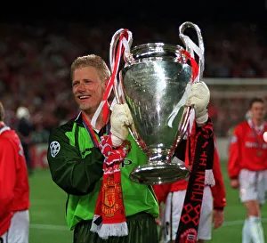 Core92 Prints: Manchester Uniteds Peter Schmeichel May 1999 holds the European Cup as