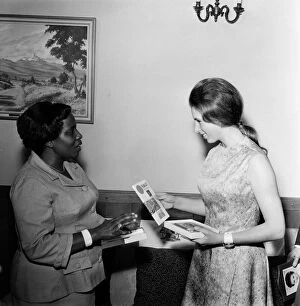 Images Dated 8th February 1971: Margaret Kenyetta, daughter of the President of Kenya, and Princess Anne exchange gifts