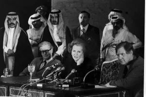 01415 Prints: Margaret Thatcher with Douglas Hurd and Bernard Ingham at press conference in Riyadh