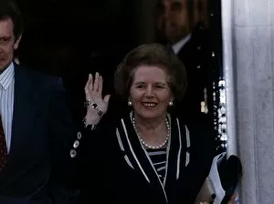 Images Dated 14th November 1990: Margaret Thatcher outside Number 10 Downing Street waving November 1990