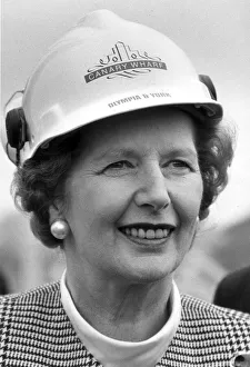 MARGARET THATCHER VISITS THE CANARY WHARF CONSTRUCTION SITE IN DOCKLANDS - 11TH MAY 1988