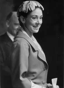 01429 Prints: MARGOT FONTEYN MAKES HER OPENING SPEECH - MAY 1958 - 01 / 05 / 1958